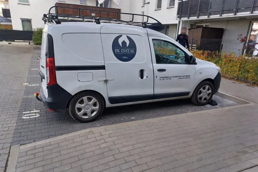 Samochód serwisowy BK INSTAL na miejscu realizacji