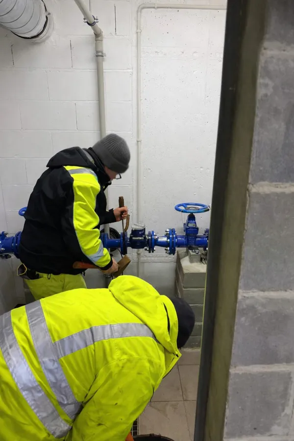 Pracownik BK INSTAL przy instalacji wodnej